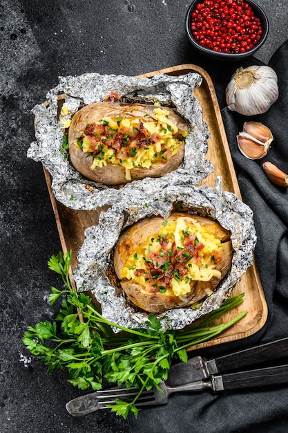 Gustosa patata al forno condita con formaggio cheddar, aglio e prezzemolo. Vista dall'alto