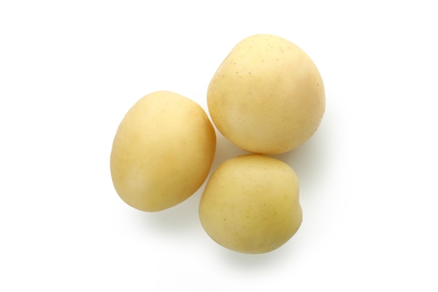 Gustosa patata giovane isolata su sfondo bianco