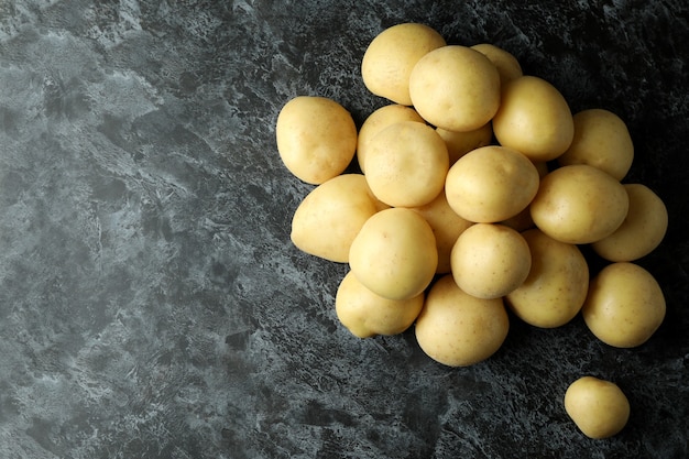 Gustosa patata giovane su sfondo nero affumicato