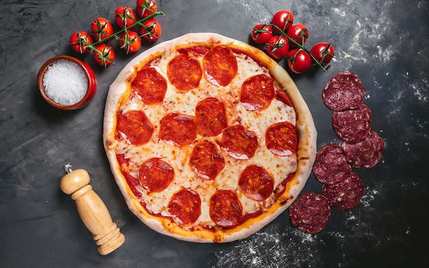 gustosa pizza al pepperoni su uno sfondo di cemento nero 8