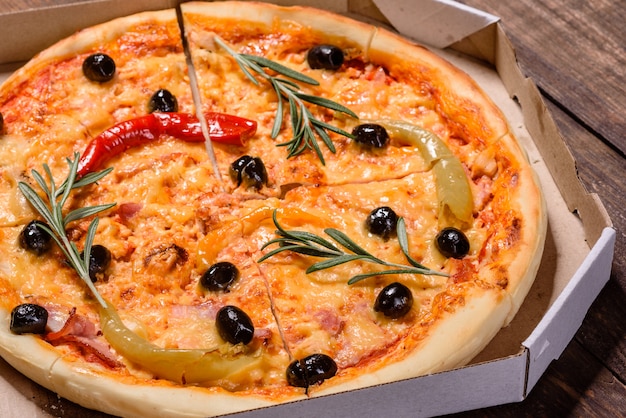 Gustosa pizza calda, ricetta tradizionale italiana