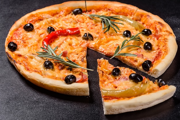 Gustosa pizza calda, ricetta tradizionale italiana