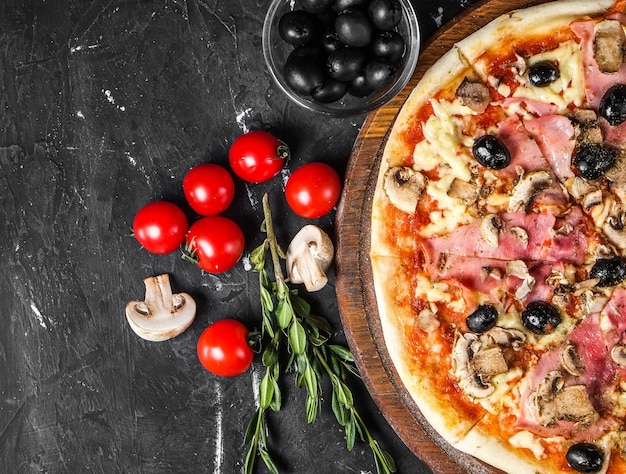 Gustosa pizza capricciosa italiana con ingredienti freschi