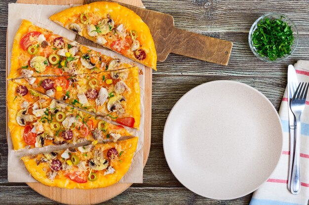 Gustosa pizza con funghi, pollo, peperoni, olive, mais tagliato a pezzi