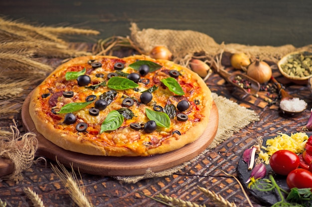 Gustosa pizza con pollo, verdure e olive