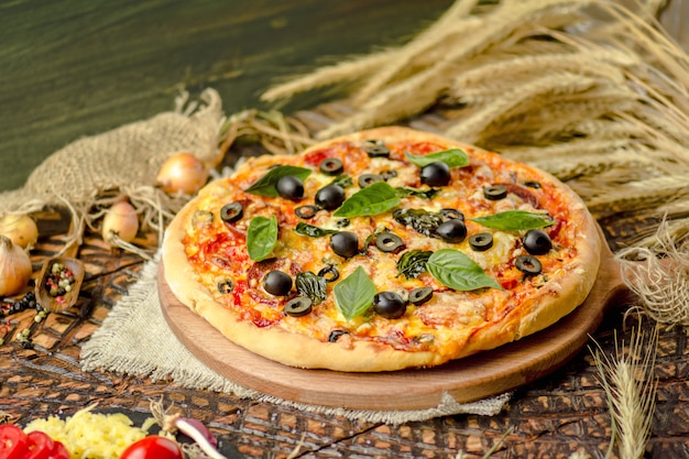 Gustosa pizza con verdure e basilico