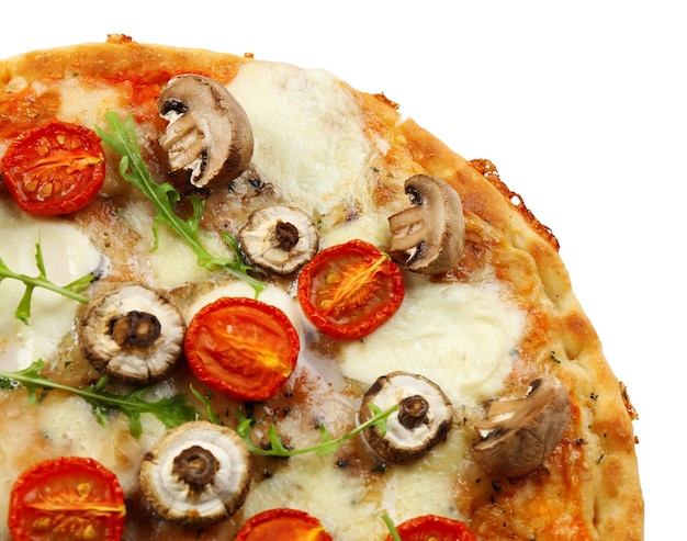 Gustosa pizza decorata con funghi isolati su sfondo bianco da vicino