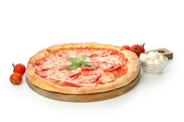 Gustosa pizza e ingredienti isolati su bianco