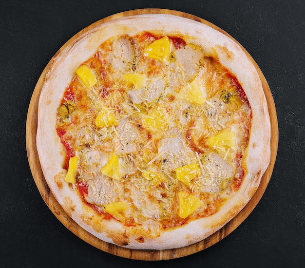 Gustosa pizza hawaiana con pollo e ananas