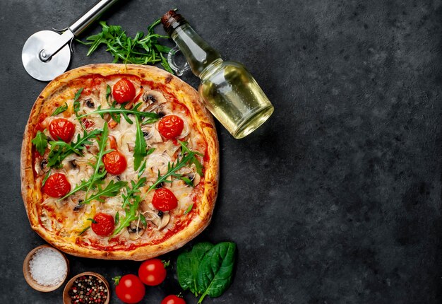 gustosa pizza italiana con mozzarella, funghi, pomodoro, peperone, cipolla