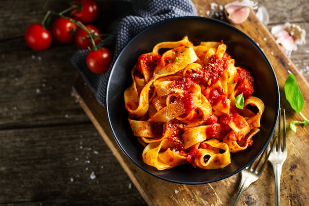 Gustosa pizza italiana con salsa di pomodoro e parmigiano