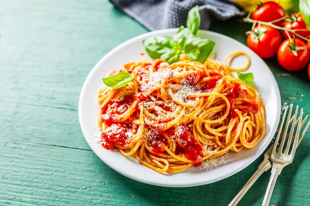 Gustosa pizza italiana con salsa di pomodoro e parmigiano