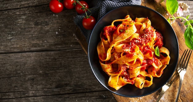 Gustosa pizza italiana con salsa di pomodoro e parmigiano