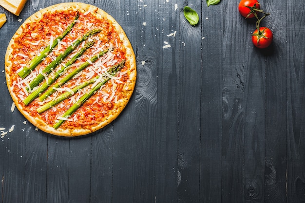 Gustosa pizza italiana con salsa di pomodoro e parmigiano