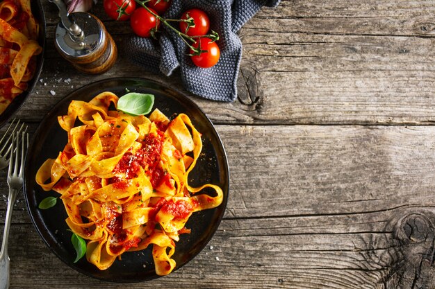 Gustosa pizza italiana con salsa di pomodoro e parmigiano