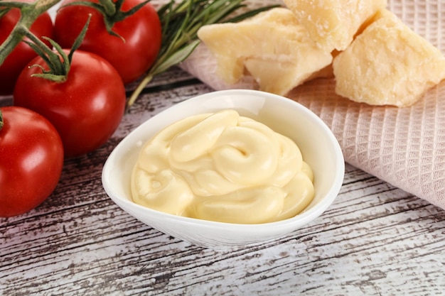 Gustosa salsa di formaggio nella ciotola