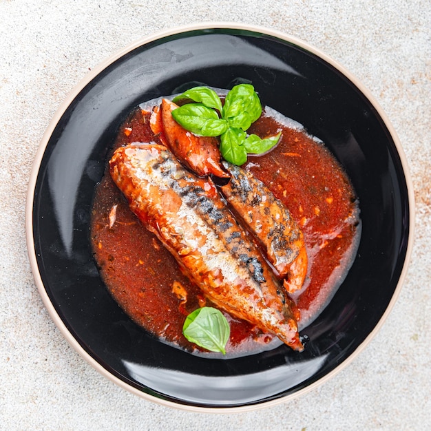 gustosa salsa di pomodoro di sgombro e basilico pesce fresco in scatola frutti di mare mangiare cucinare aperitivo pasto cibo