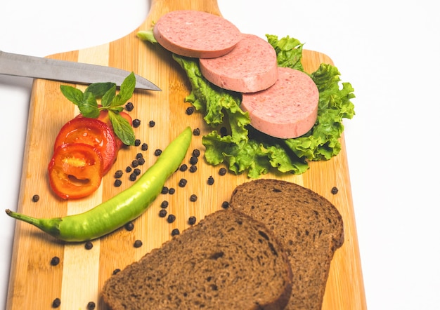 Gustosa salsiccia e pane con lattuga e pomodoro per il pranzo