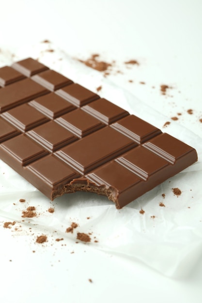 Gustosa tavoletta di cioccolato in carta su bianco