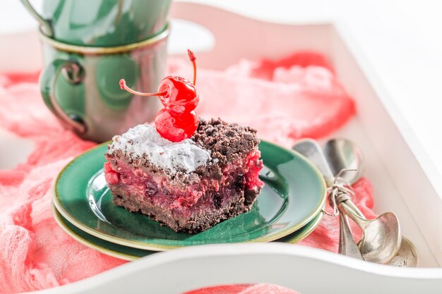 Gustosa torta al cioccolato con crumble e ciliegia