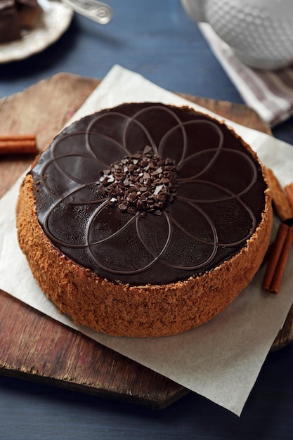 Gustosa torta al cioccolato su fondo in legno colorato