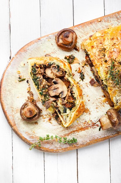 Gustosa torta autunnale con funghi champignon