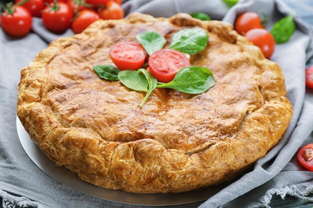 Gustosa torta con spinaci sul tavolo