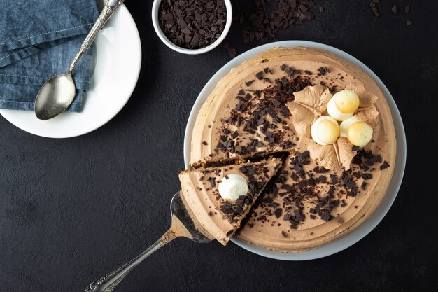 Gustosa torta decorata con panna e cioccolato fondente