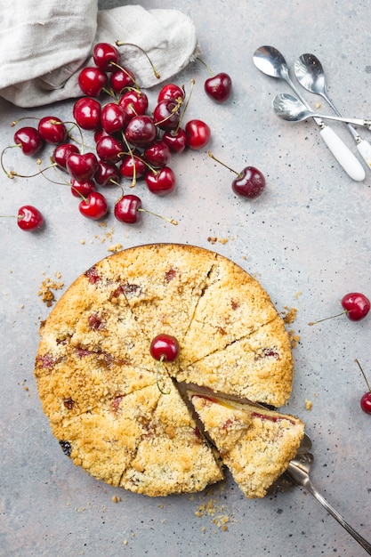 Gustosa torta di crumble di ciliegie fatta in casa