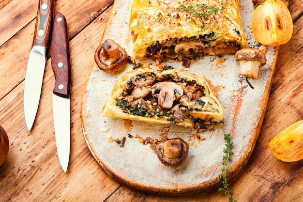 Gustosa torta di funghi o fungo wellington sul vecchio tavolo di legno.cibo inglese