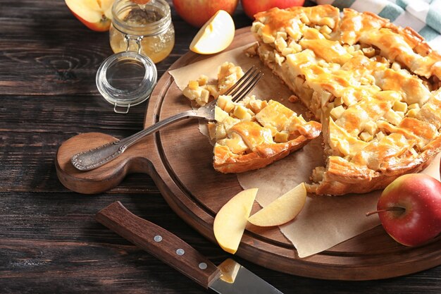 Gustosa torta di mele fatta in casa su un tavolo di legno