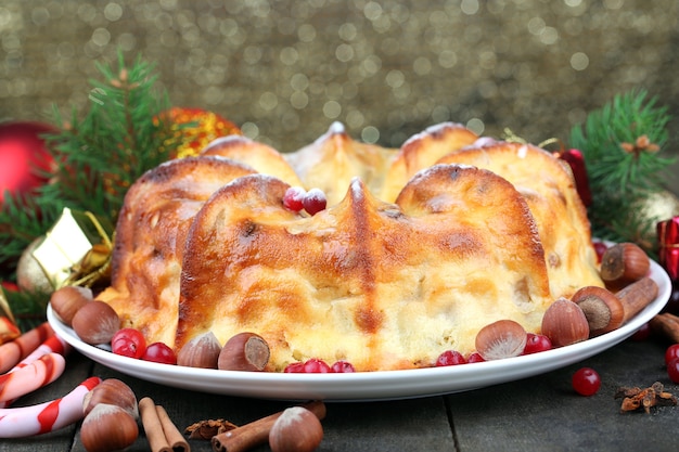 Gustosa torta di Natale fatta in casa, su sfondo lucido