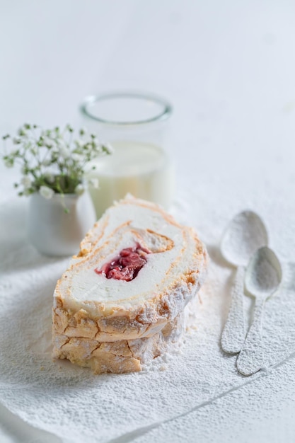 Gustosa torta meringata a base di frutta fresca