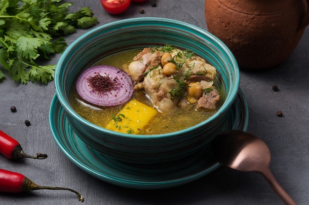 Gustosa zuppa con verdure di agnello con osso e ceci