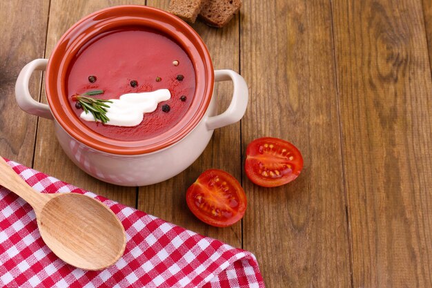 Gustosa zuppa di pomodoro sulla tavola di legno