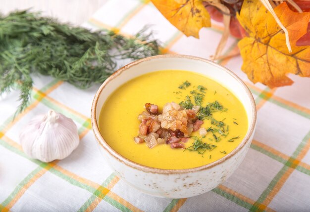 Gustosa zuppa di zucca in una ciotola con aglio