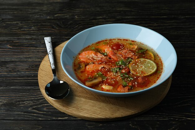 Gustosa zuppa Tom yum su fondo di legno