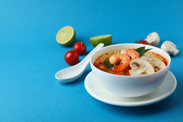 Gustosa zuppa Tom yum su sfondo blu