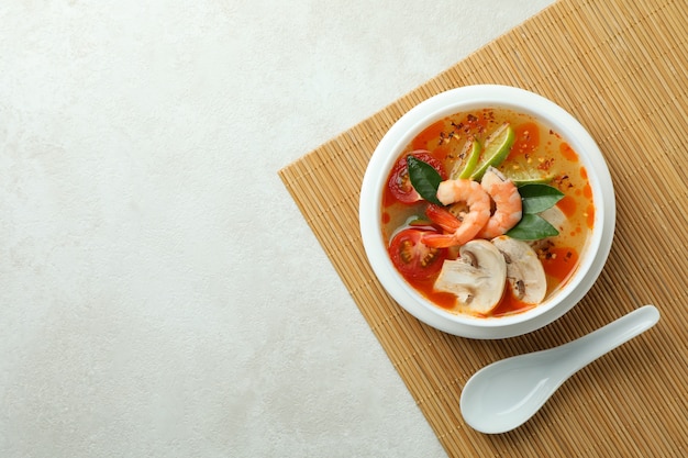 Gustosa zuppa Tom yum sulla stuoia di bambù