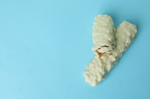 Gustose barrette di cioccolato bianche su blu