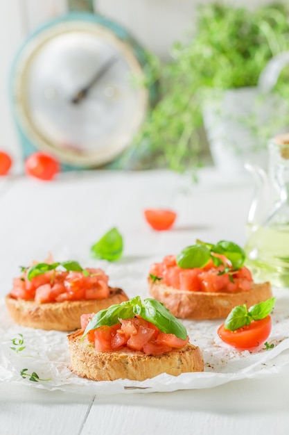 Gustose bruschette con basilico e pomodoro a colazione