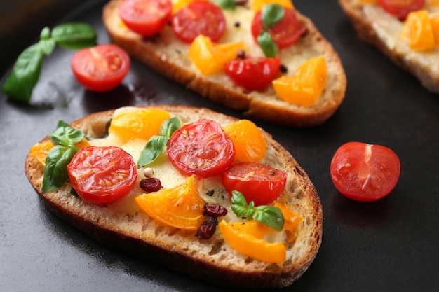 Gustose bruschette con pomodori in padella da vicino