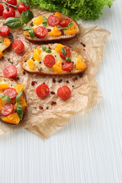 Gustose bruschette con pomodori sul tavolo