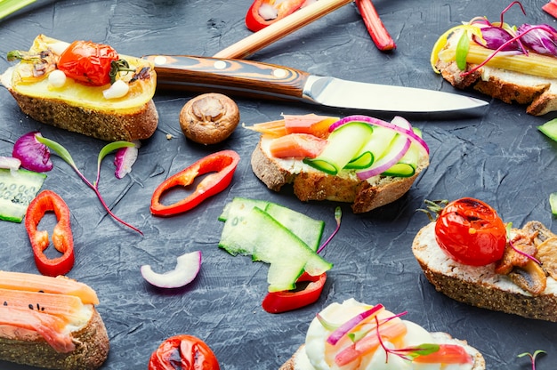 Gustose bruschette italiane con verdure e ingredienti sul tavolo della cucina