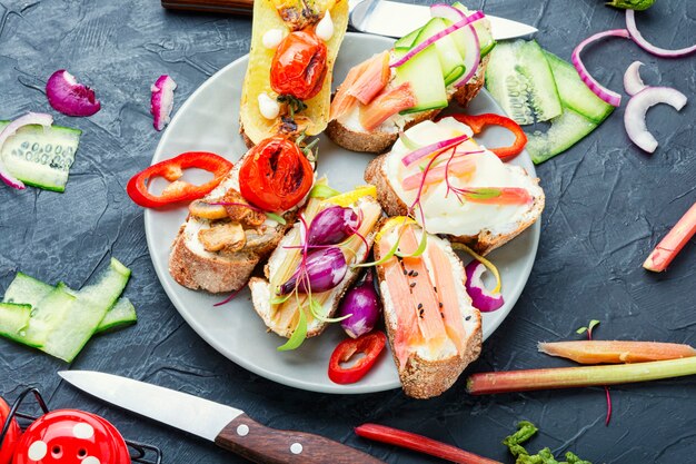 Gustose bruschette italiane con verdure e ingredienti sul tavolo della cucina