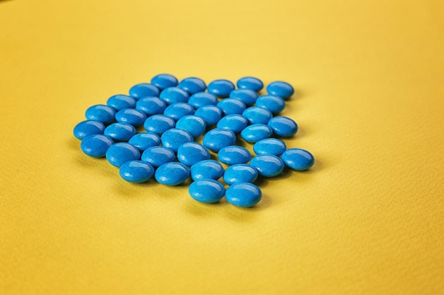 Gustose caramelle blu su sfondo colorato