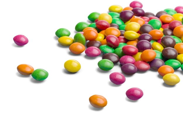 Gustose caramelle colorate isolate sullo sfondo
