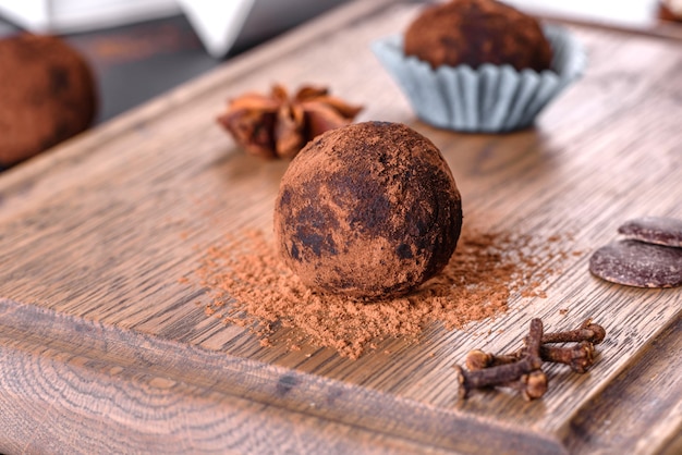 Gustose caramelle dolci fatte a mano fresche con ripieno di formaggio e spolverata su un tavolo di cemento