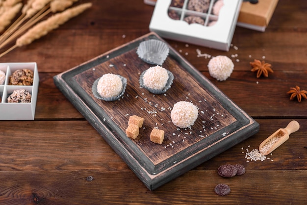 Gustose caramelle dolci fresche fatte a mano con ripieno di formaggio e spolverata