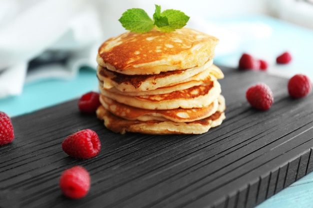 Gustose frittelle con frutti di bosco su tavola di legno